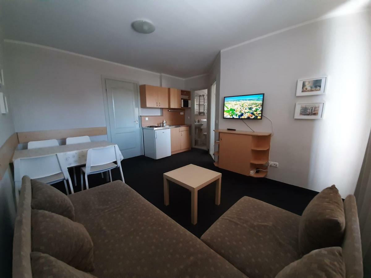 Familia Apartmanhaz Кестхей Экстерьер фото